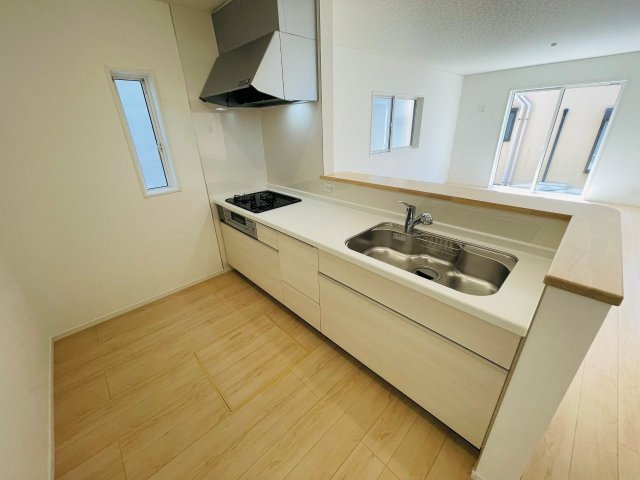 豊田市野見山町第6　新築分譲住宅　全2棟　1号棟のキッチン|広いシステムキッチンでお子様と一緒にお料理もできます。