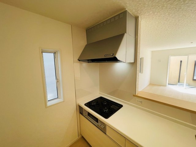 豊田市野見山町第6　新築分譲住宅　全2棟　1号棟のキッチン|便利な3口コンロ。