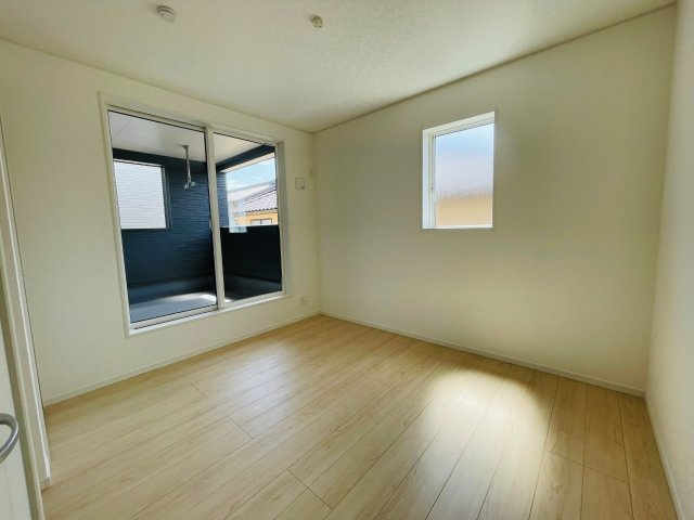 豊田市野見山町第6　新築分譲住宅　全2棟　1号棟の洋室|大きな窓からたっぷりと陽光が注がれる明るい空間です。