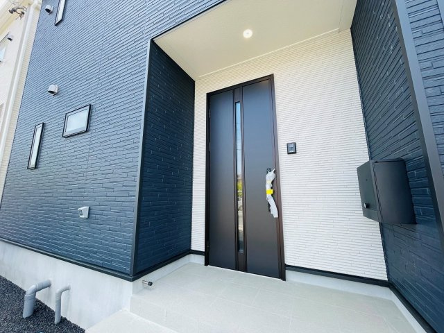 豊田市野見山町第6　新築分譲住宅　全2棟　1号棟の玄関|玄関ポーチがあるので、雨の日でも濡れることがなくドアの開け閉めができます。