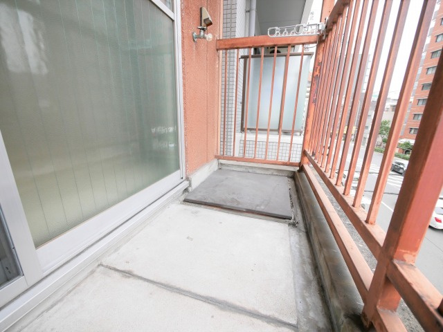 大阪市中央区玉造２丁目の賃貸マンションのバルコニー