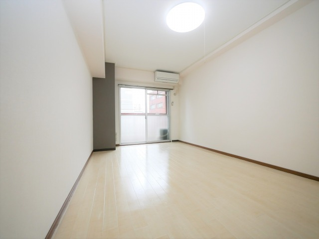 大阪市中央区玉造２丁目の賃貸マンションの居間・リビング