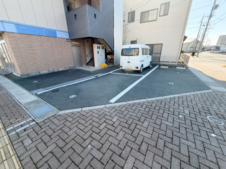 大空ビルの駐車場