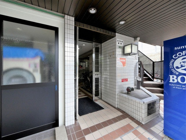 大阪市城東区中央１丁目の賃貸マンションのエントランス