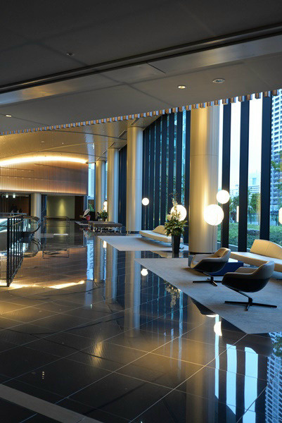 ホテルライクなエントランスロビー