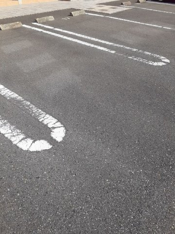 クラール南矢三Ｄの駐車場