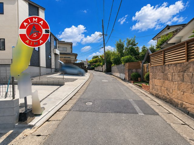 福岡市南区老司5丁目第5-2棟（1号棟）の前面道路含む現地写真|前面道路は閑静な住宅地をはしる車通りの少ない道路。お車の出し入れが苦手なママや小さなお子様にも安心ですね。しっかり舗装もされているので、ベビーカーや自転車で通っても快適に通行できます。
