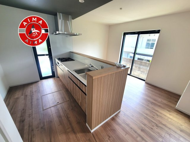 福岡市南区老司5丁目第5-2棟（1号棟）のキッチン|ダイニングテーブルへの配膳がラクラク、お料理はかどるカウンター付きシステムキッチン！