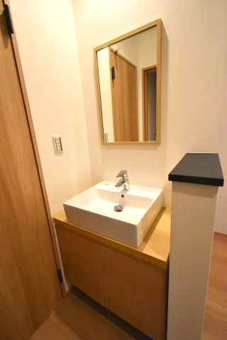 下井草1丁目・新築戸建の独立洗面台|玄関入ってすぐの手洗場