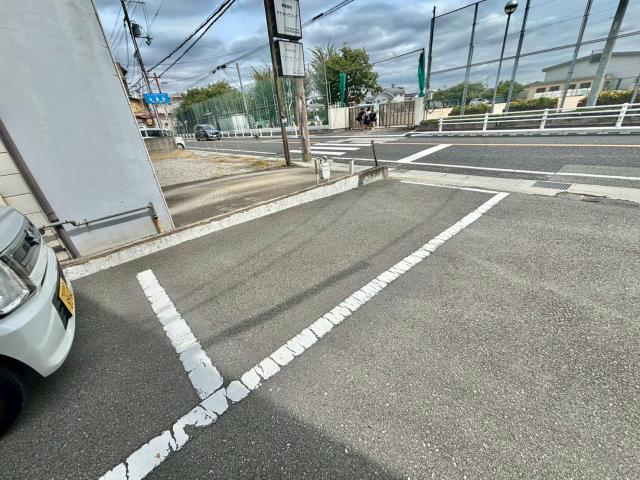 キャッスルコート南新在家の駐車場