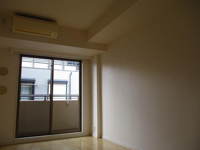 メゾンカルム西新宿の内装| エアコンも付いたお部屋です