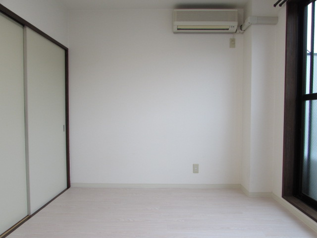 ハイツワイエムの洋室