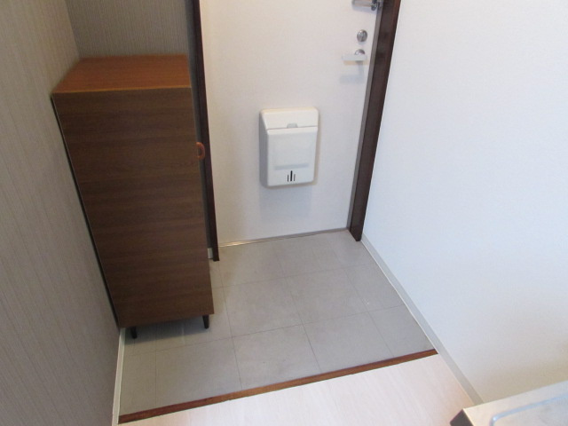 ハイツワイエムの玄関