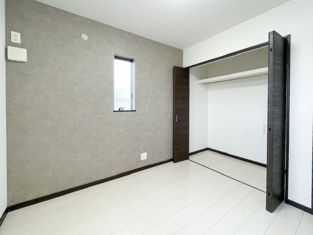 亀山市川崎町の洋室