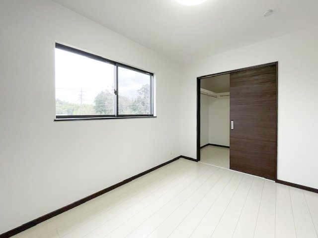 亀山市川崎町の洋室