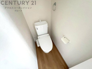 温水洗浄便座付トイレは温水洗浄機能により、暖かい水でおしりを洗浄することができ、冷たい水を使う従来の便座に比べ、温水洗浄機能で暖かいトイレを提供し、快適な使用を可能にします。
