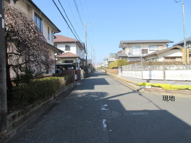 【仲介手数料無料】新築戸建　鳩山町松ヶ丘1-4-11（全1棟）の前面道路含む現地写真