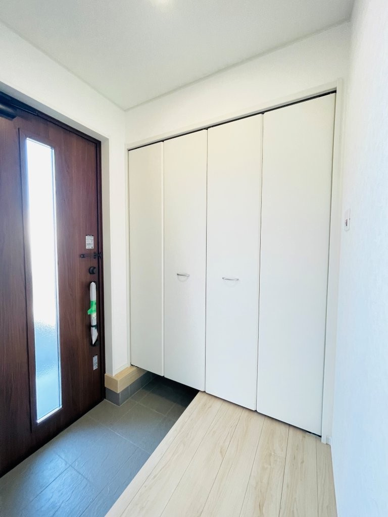豊田市朝日町第6　新築分譲住宅　全4棟　3号棟の玄関|大容量のシューズボックス付きで玄関が靴で散らかりません。