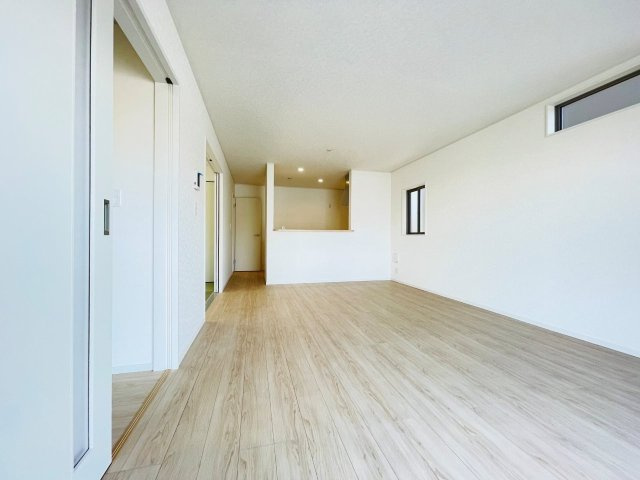 豊田市朝日町第6　新築分譲住宅　全4棟　3号棟の居間・リビング|どこにいても家族の顔が見える、明るく開放的なLDK。