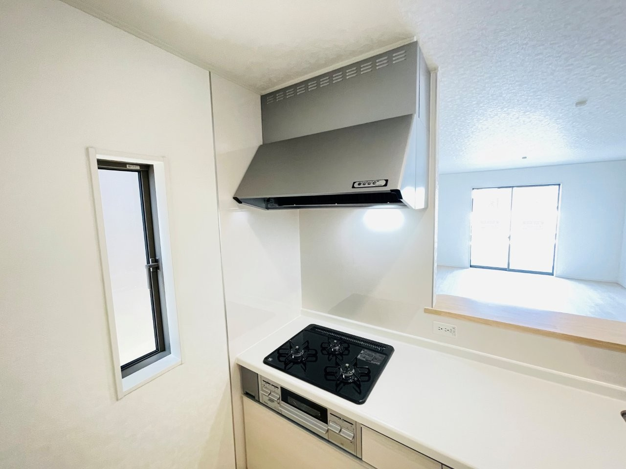 豊田市朝日町第6　新築分譲住宅　全4棟　3号棟のキッチン|便利な3口コンロ。