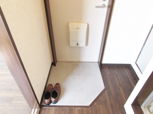 ハイツワイエムの玄関
