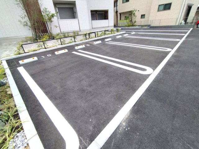 D-avance花田の駐車場