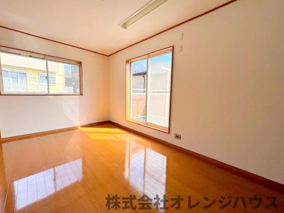 【寝室】 | 厚木市恩名4丁目 中古戸建 | 全室南向き＆2面採光で陽当たり・通風良好です。
