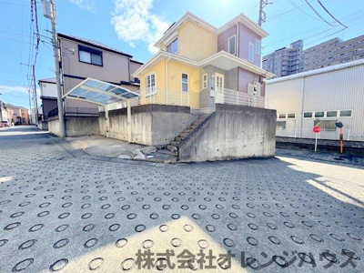 【前面道路含む現地写真】 | 厚木市恩名4丁目 中古戸建 | 3方向が道路の角地になりますので、陽当たり・解放感良好です！