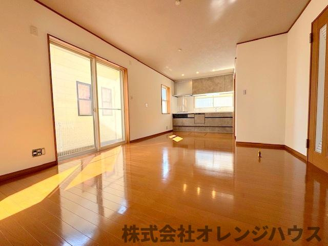 【居間・リビング】 | 厚木市恩名4丁目 中古戸建 | 室内はリフォーム済みですので、即ご入居頂けます。