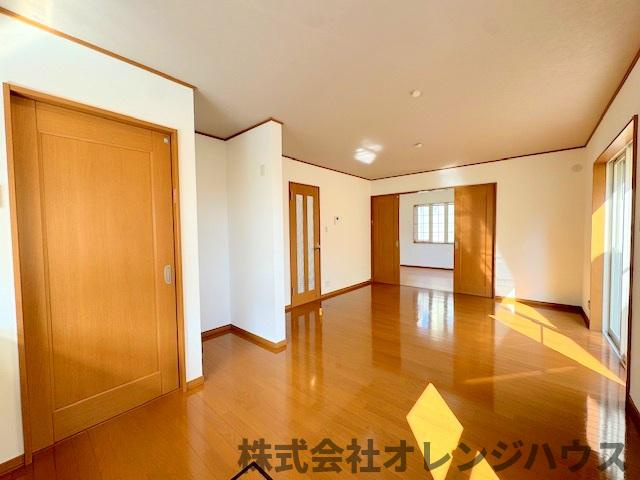 【居間・リビング】 | 厚木市恩名4丁目 中古戸建 | 南向きで陽当たりの良いリビングです。