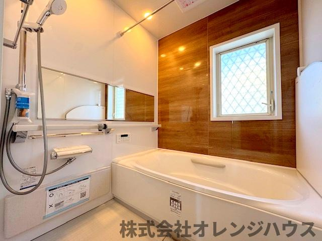 【浴室】 | 厚木市恩名4丁目 中古戸建 | ユニットバスには肌と髪にやさしい『うるつや浄水』機能＆浴室乾燥機つきです！