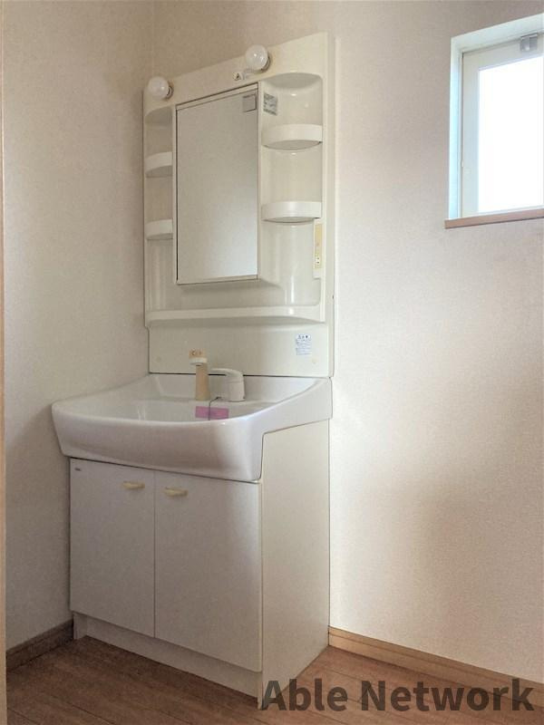 Maison la mer Ⅲの洗面所|シャワー付き独立洗面台です、窓もあります！※イメージ