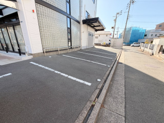 マツナミビルの駐車場