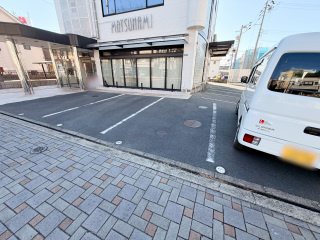 マツナミビルの駐車場