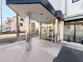 マツナミビルのエントランス