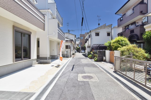 ハートフルタウン西難波町4丁目新築戸建全2区画│3LDK・3SLDK+駐車駐輪の前面道路含む現地写真|前面道路は西側に約4m幅です。