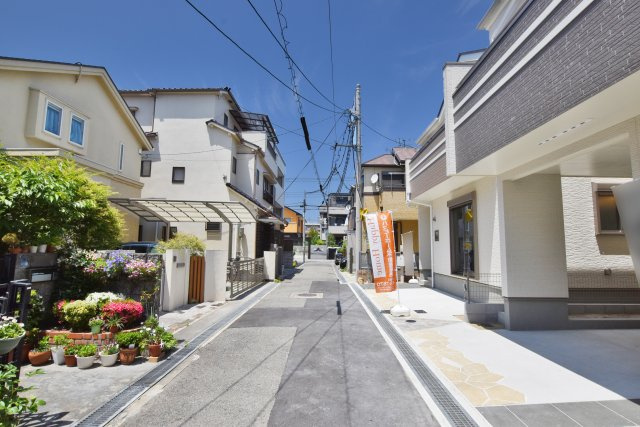 ハートフルタウン西難波町4丁目新築戸建全2区画│3LDK・3SLDK+駐車駐輪の前面道路含む現地写真|前面道路は西側に約4m幅です。
