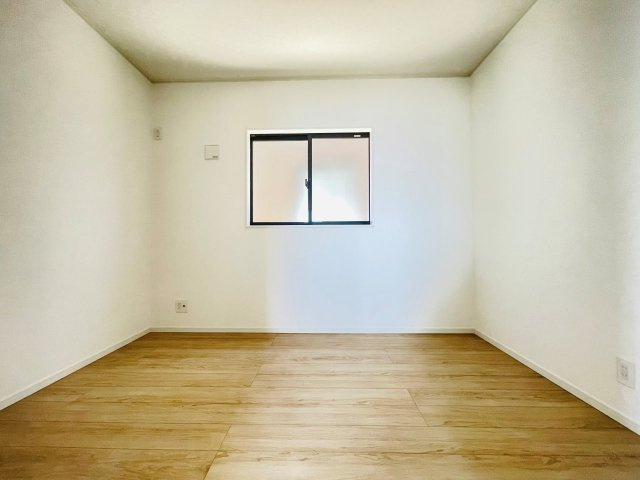 豊田市朝日町第6　新築分譲住宅　全4棟　4号棟の洋室|LDKの横にある居室はお子様の遊び場やお昼寝などにも使えます。