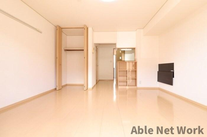 アーバンヒルズかしまⅡの居間・リビング|13帖洋室