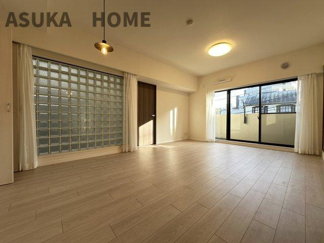 ジェイシティ洋光台の居間・リビング|吹き抜けに面したガラスが開放的な２面採光のリビングです。