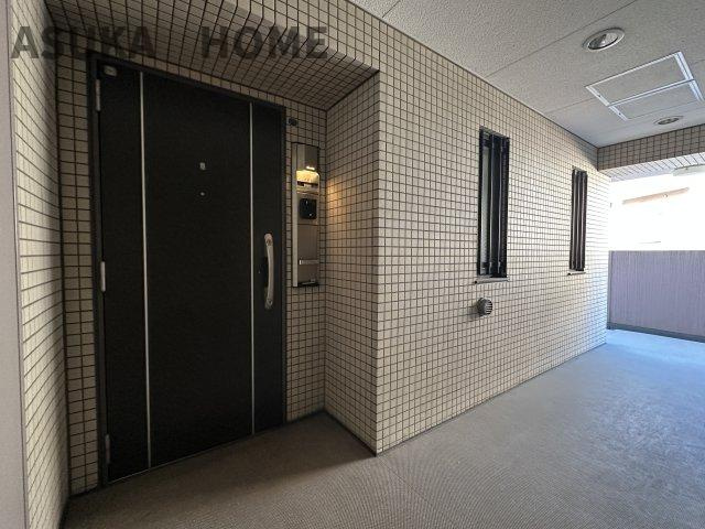 ジェイシティ洋光台の玄関|玄関前の廊下は不特定多数の人が通らない独立性の高い構造です。