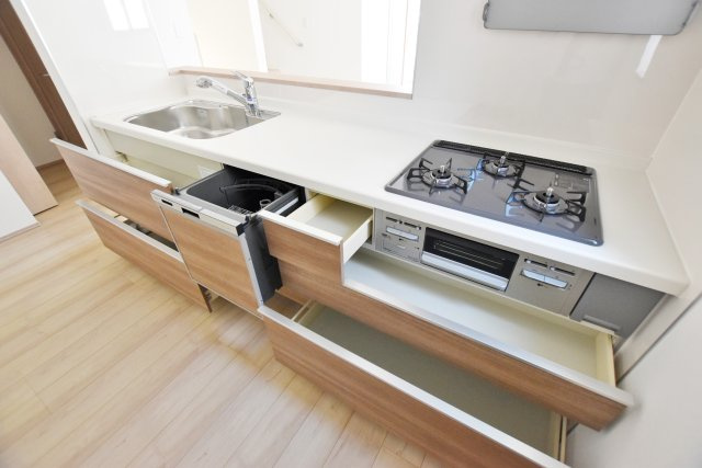 ハートフルタウン西難波町4丁目新築戸建全2区画│3LDK・3SLDK+駐車駐輪のキッチン|広いワークトップはお料理の盛り付けに便利、又食洗器付きなので、食後の面倒な片付けも楽々です。