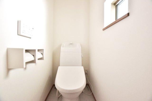 ハートフルタウン西難波町4丁目新築戸建全2区画│3LDK・3SLDK+駐車駐輪のトイレ|一年を通して快適に利用できる温水洗浄便座付きトイレです。1階と2階に配置。