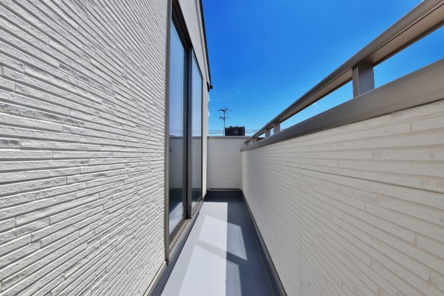 ハートフルタウン西難波町4丁目新築戸建全2区画│3LDK・3SLDK+駐車駐輪のバルコニー|3階バルコニー
広々としたバルコニーは、洗濯物を干すだけでなく、天気のいい日に気分転換でのんびり過ごせる空間です。