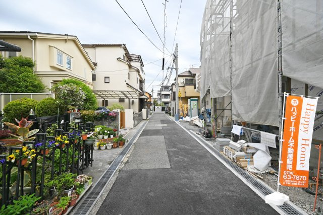 ハートフルタウン西難波町4丁目新築戸建全2区画│3LDK・3SLDK+駐車駐輪の前面道路含む現地写真|前面道路は西側に約4m幅です。