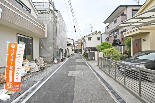 ハートフルタウン西難波町4丁目新築戸建全2区画│3LDK・3SLDK+駐車駐輪の前面道路含む現地写真|前面道路は西側に約4m幅です。