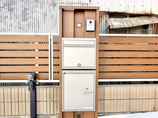 【中古戸建】高崎市双葉町の外観|■ポスト｜こちらはダイヤル式のポストになっていますので防犯面もしっかり守れます♪またインターフォンですがこちらもカメラ付きですので安心のインターフォンになっています♪