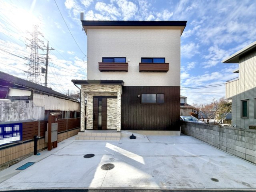 【中古戸建】高崎市双葉町の外観|■外観｜外壁のアクセントカラーがシックな外観です。シンプルなデザインでありながらも「個性」を損なわず、お客様一人ひとりの暮らし方にフィットします。
