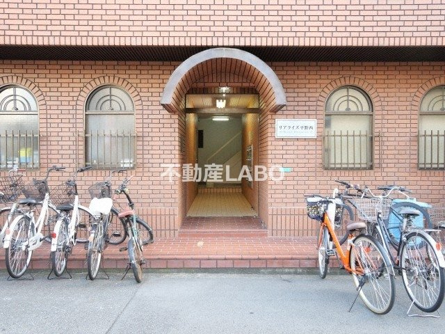 リアライズ平野西のエントランス