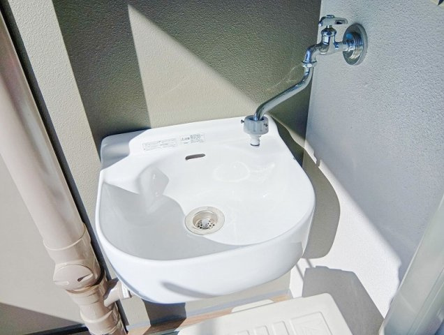 【バルコニー】 | シャリエ朝霞グランフィールド（朝霞店） | 2026年2月撮影
お掃除やガーデニングなどに大活躍のバルコニーシンクが設置されています。
物干し竿が複数かけられる広々としたバルコニーです◎